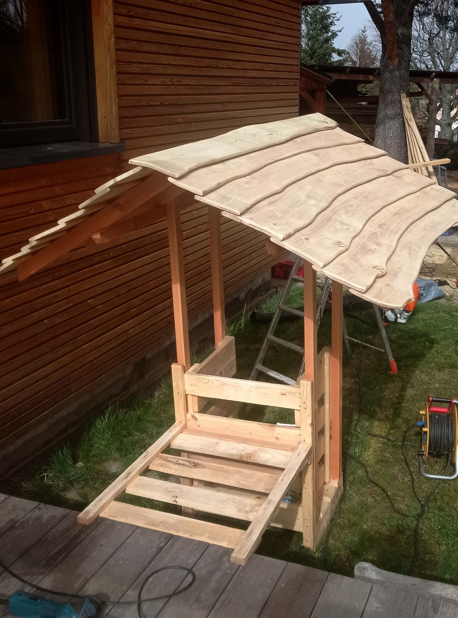 Pièce de bois en cours de façonnage