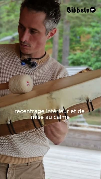 Adrien Diebold présentant son travail dans son atelier